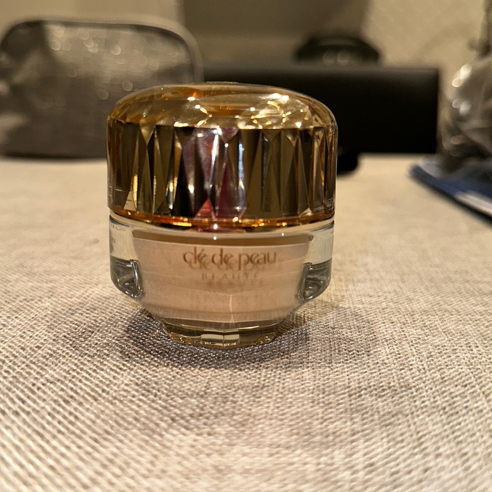 De De Peau Le Fond De Teint Shade 030 Medium Ocher